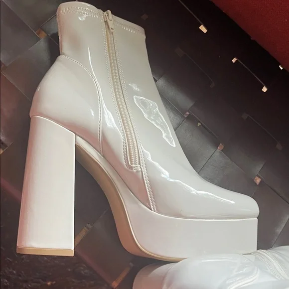 Steve Madden Elegant Cream Platform Ankle Boots - Picture 6 of 7
